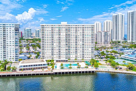 Copropriété à vendre à Sunny Isles Beach, Floride: 1 chambre, 70.79 m2 № 1374299 - photo 1