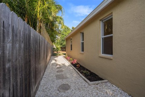 House in Sarasota, Florida 3 bedrooms, 165.27 sq.m. № 1157178 - photo 15