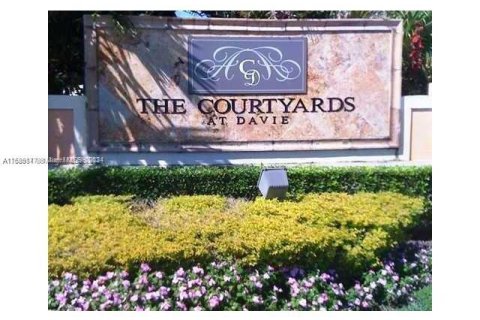 Condo in Davie, Florida, 2 bedrooms  № 1178055 - photo 1