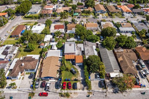 Propiedad comercial en venta en Miami, Florida, 245.08 m2 № 1178063 - foto 12