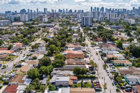 Propiedad comercial en venta en Miami, Florida, 245.08 m2 № 1178063 - foto 18