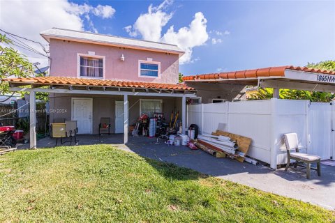 Immobilier commercial à vendre à Miami, Floride: 245.08 m2 № 1178063 - photo 1