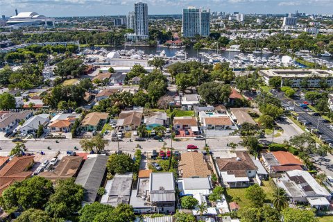 Propiedad comercial en venta en Miami, Florida, 245.08 m2 № 1178063 - foto 16