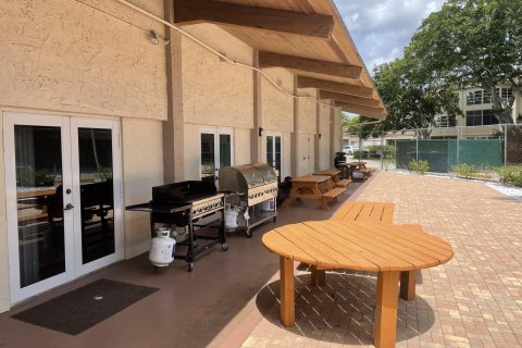 Condo in Palm Springs, Florida, 1 bedroom  № 1101975 - photo 14