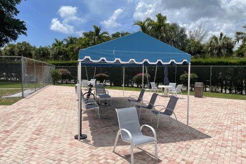 Condo in Palm Springs, Florida, 1 bedroom  № 1101975 - photo 10