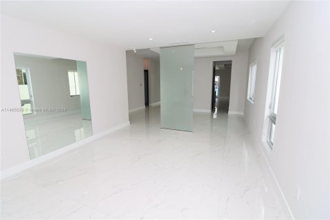 House in Doral, Florida 5 bedrooms, 398.27 sq.m. № 758700 - photo 4