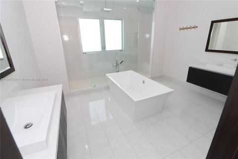 House in Doral, Florida 5 bedrooms, 398.27 sq.m. № 758700 - photo 9