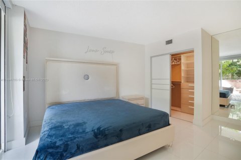 Condominio en venta en Sunny Isles Beach, Florida, 4 dormitorios, 162.21 m2 № 868231 - foto 17
