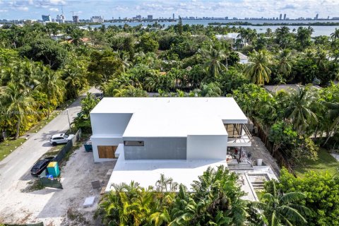 Casa en venta en Miami, Florida, 5 dormitorios, 437.66 m2 № 347528 - foto 25
