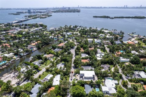Casa en venta en Miami, Florida, 5 dormitorios, 437.66 m2 № 347528 - foto 13