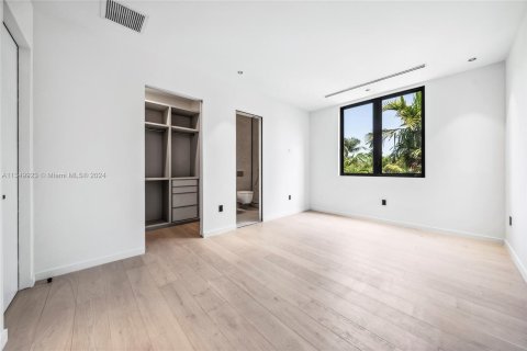 Casa en venta en Miami, Florida, 5 dormitorios, 437.66 m2 № 347528 - foto 30