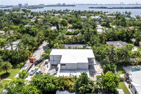 House in Miami, Florida 5 bedrooms, 437.66 sq.m. № 347528 - photo 12