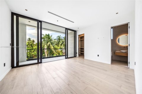 Casa en venta en Miami, Florida, 5 dormitorios, 437.66 m2 № 347528 - foto 28