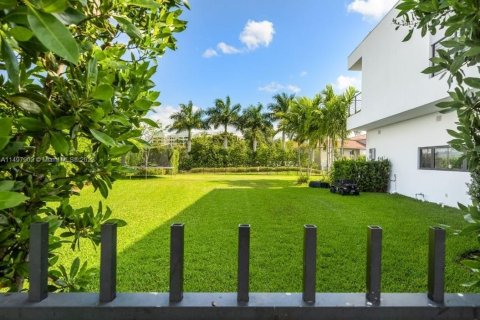 House in Weston, Florida 6 bedrooms, 498.7 sq.m. № 887758 - photo 9