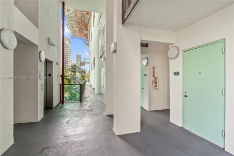 Condo in Miami Beach, Florida, 2 bedrooms  № 1431317 - photo 17