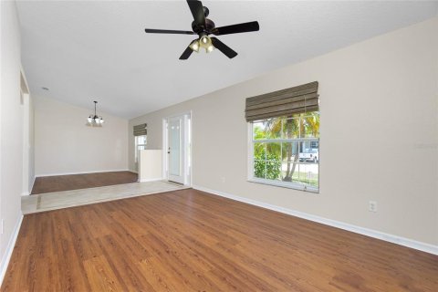 Casa en venta en Port Charlotte, Florida, 3 dormitorios, 187.66 m2 № 1386354 - foto 9