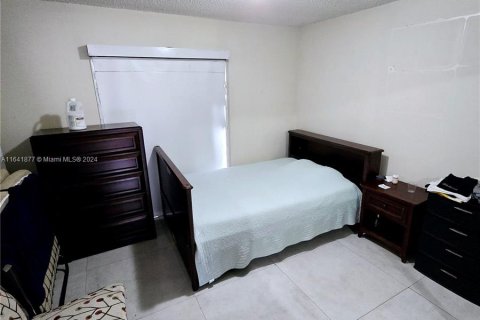 Adosado en venta en Hialeah, Florida, 2 dormitorios, 78.97 m2 № 1321121 - foto 11