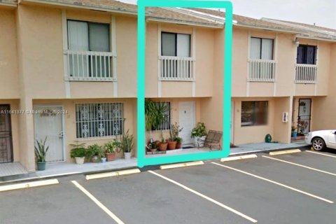 Adosado en venta en Hialeah, Florida, 2 dormitorios, 78.97 m2 № 1321121 - foto 1