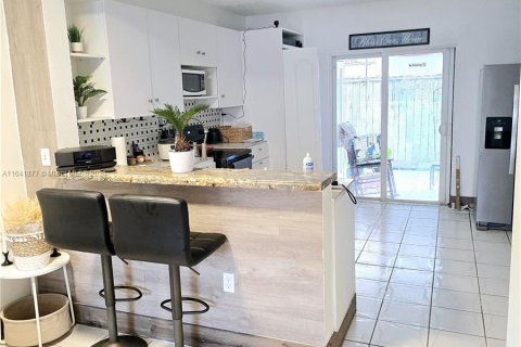 Adosado en venta en Hialeah, Florida, 2 dormitorios, 78.97 m2 № 1321121 - foto 3