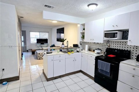 Adosado en venta en Hialeah, Florida, 2 dormitorios, 78.97 m2 № 1321121 - foto 4