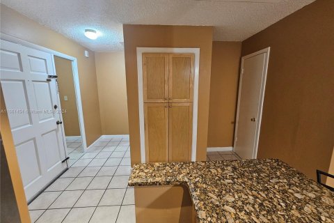 Copropriété à louer à Miami, Floride: 2 chambres, 111.11 m2 № 1368910 - photo 12