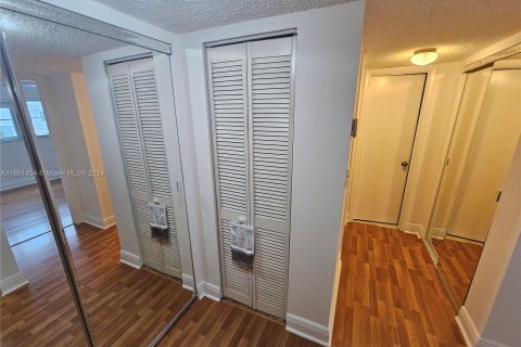 Condo in Miami, Florida, 2 bedrooms  № 1368910 - photo 21