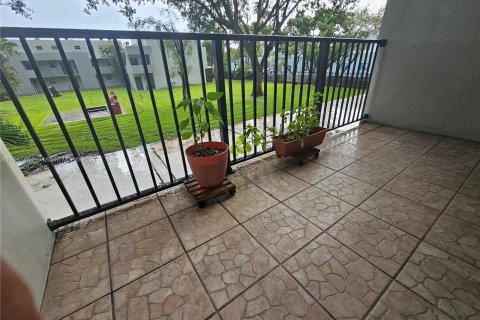 Condominio en alquiler en Miami, Florida, 2 dormitorios, 111.11 m2 № 1368910 - foto 2