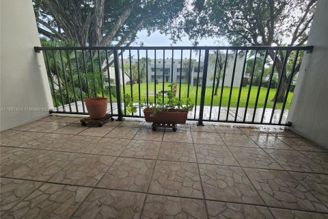 Condo in Miami, Florida, 2 bedrooms  № 1368910 - photo 1