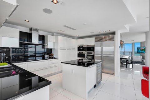 Condominio en alquiler en Sunny Isles Beach, Florida, 4 dormitorios, 230.86 m2 № 1368866 - foto 17