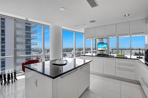 Condominio en alquiler en Sunny Isles Beach, Florida, 4 dormitorios, 230.86 m2 № 1368866 - foto 21