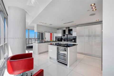 Condo in Sunny Isles Beach, Florida, 4 bedrooms  № 1368866 - photo 14