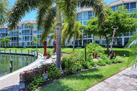 Condo in Sarasota, Florida, 2 bedrooms  № 214944 - photo 24