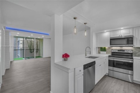 Condo in Lauderdale Lakes, Florida, 1 bedroom  № 1324504 - photo 9