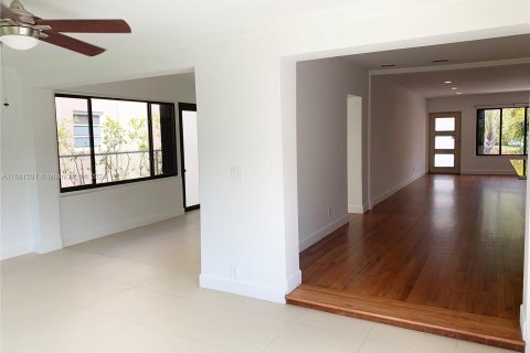 House in Miami Beach, Florida 4 bedrooms, 211.07 sq.m. № 1385717 - photo 9