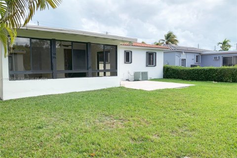 House in Miami Beach, Florida 4 bedrooms, 211.07 sq.m. № 1385717 - photo 24