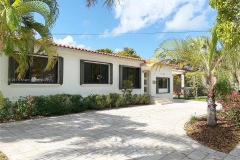 House in Miami Beach, Florida 4 bedrooms, 211.07 sq.m. № 1385717 - photo 1