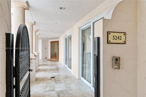 Condo in Miami Beach, Florida, 5 bedrooms  № 1385680 - photo 14