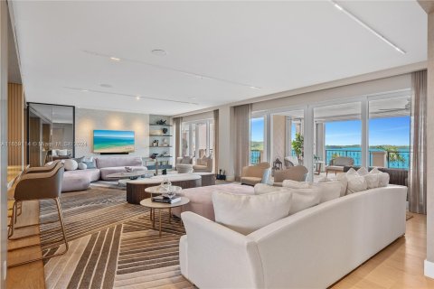 Condo in Miami Beach, Florida, 5 bedrooms  № 1385680 - photo 1