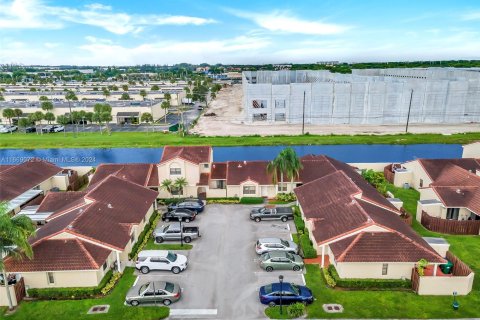 Adosado en venta en Hialeah, Florida, 2 dormitorios, 146.97 m2 № 1385675 - foto 27