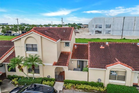 Townhouse in Hialeah, Florida 2 bedrooms, 146.97 sq.m. № 1385675 - photo 1