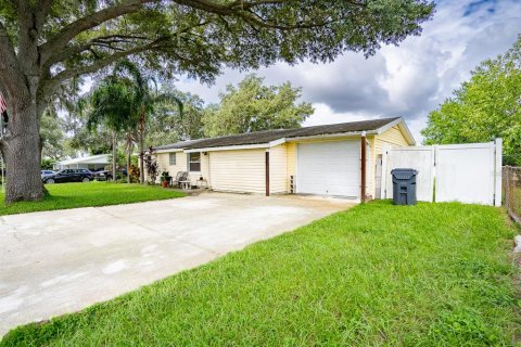 House in Lakeland, Florida 3 bedrooms, 143.72 sq.m. № 1363727 - photo 2