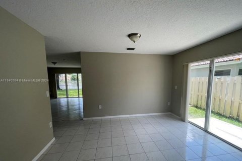 Casa en venta en Sunrise, Florida, 4 dormitorios, 209.77 m2 № 1316220 - foto 3