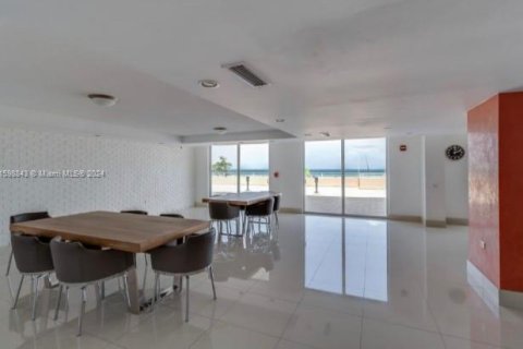 Condo in Miami Beach, Florida, 1 bedroom  № 1208500 - photo 16