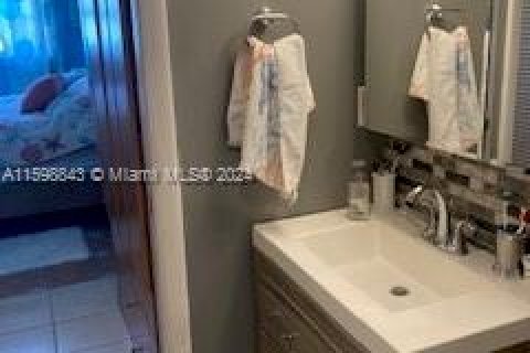 Condo in Miami Beach, Florida, 1 bedroom  № 1208500 - photo 8