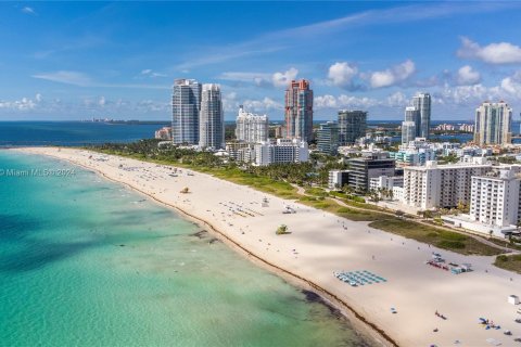 Condo in Miami Beach, Florida, 1 bedroom  № 1208500 - photo 2