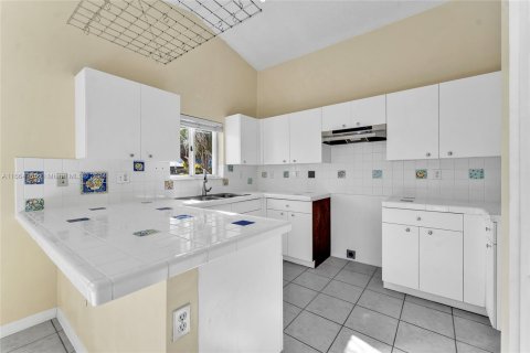 House in Miami, Florida 3 bedrooms, 124.02 sq.m. № 1378957 - photo 9