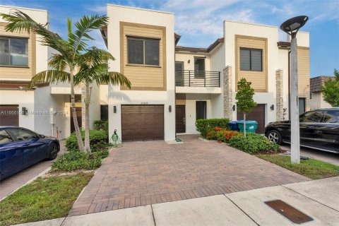 Townhouse in Miami, Florida 4 bedrooms, 178.37 sq.m. № 1378958 - photo 2