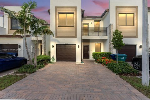 Townhouse in Miami, Florida 4 bedrooms, 178.37 sq.m. № 1378958 - photo 1