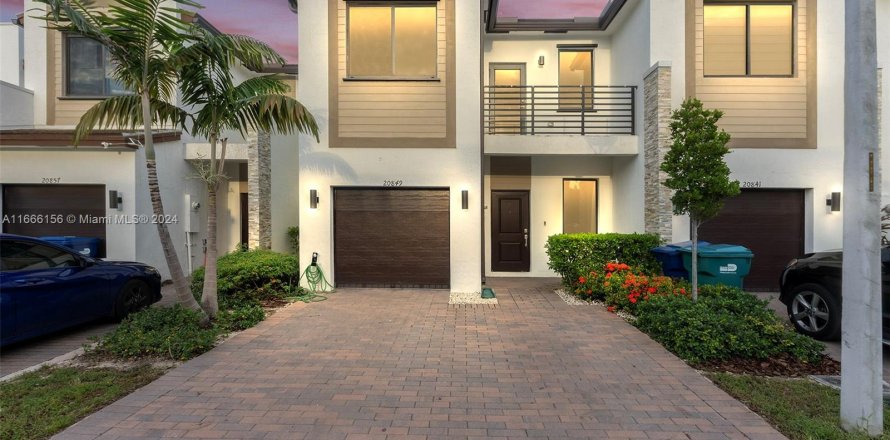 Townhouse in Miami, Florida 4 bedrooms, 178.37 sq.m. № 1378958