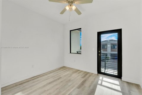 Adosado en venta en Miami, Florida, 4 dormitorios, 178.37 m2 № 1378958 - foto 29